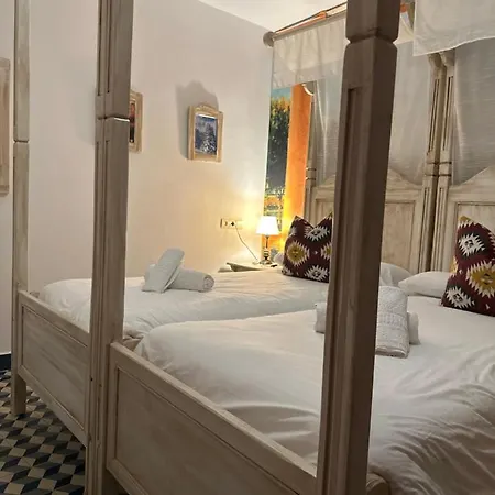 Moon Inn *